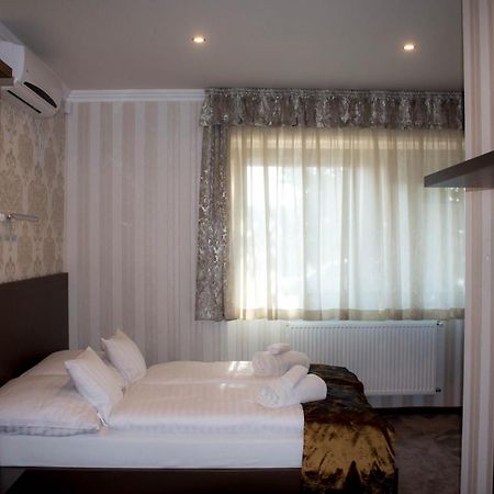 Control Motel Jaszbereny Ngoại thất bức ảnh