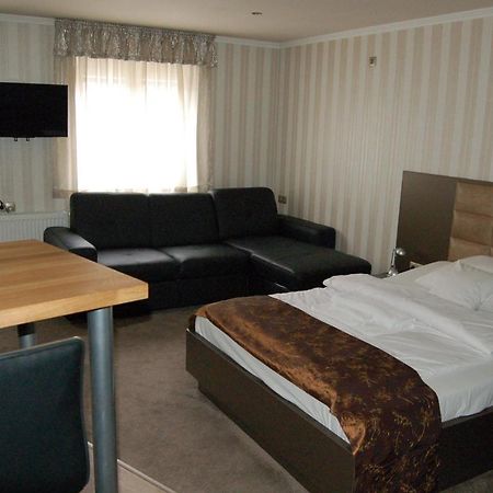 Control Motel Jaszbereny Ngoại thất bức ảnh