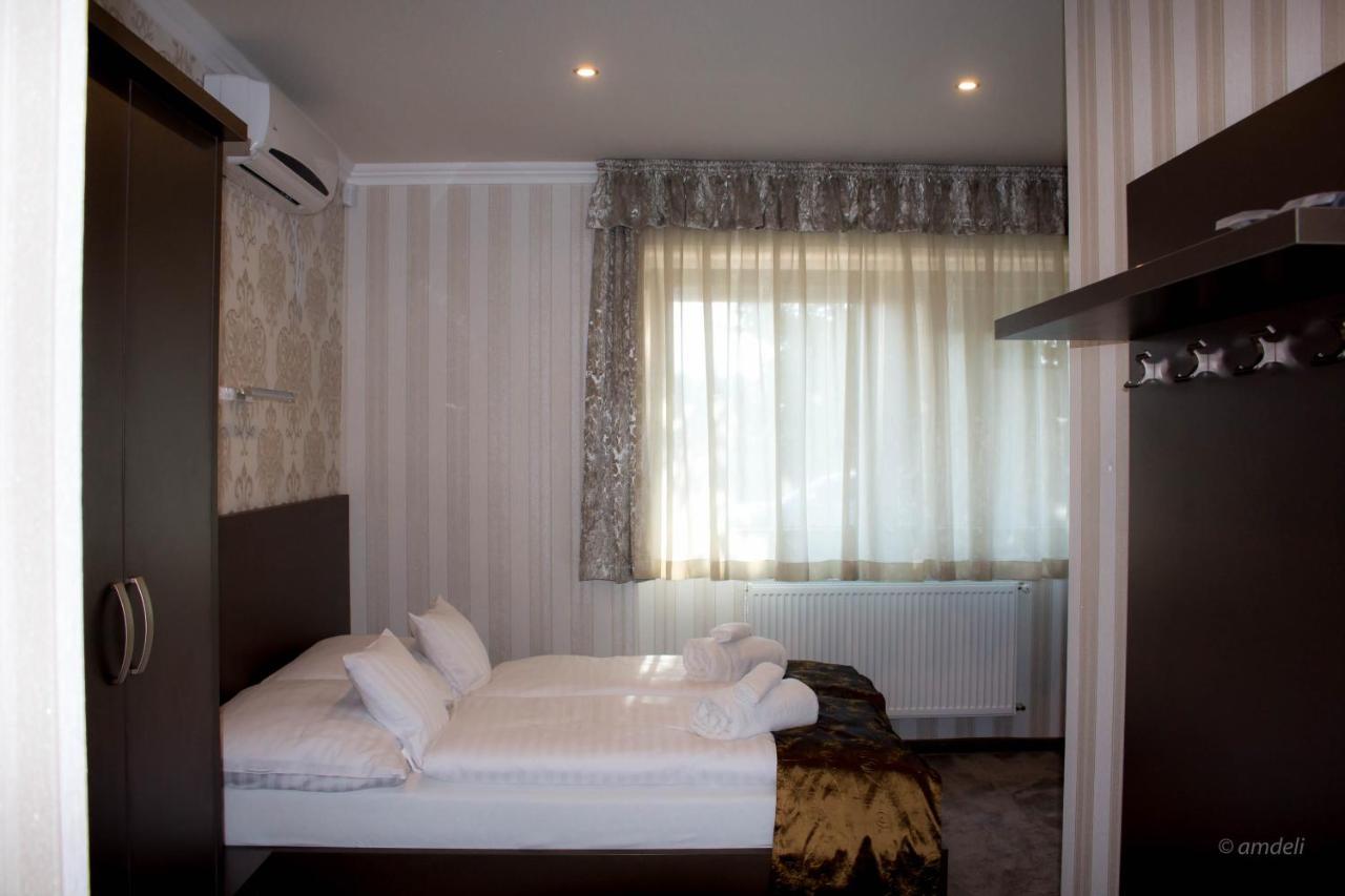 Control Motel Jaszbereny Ngoại thất bức ảnh