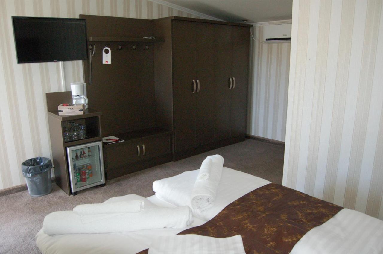 Control Motel Jaszbereny Ngoại thất bức ảnh