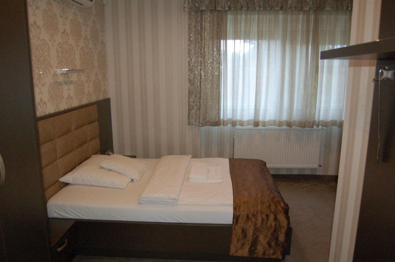 Control Motel Jaszbereny Ngoại thất bức ảnh