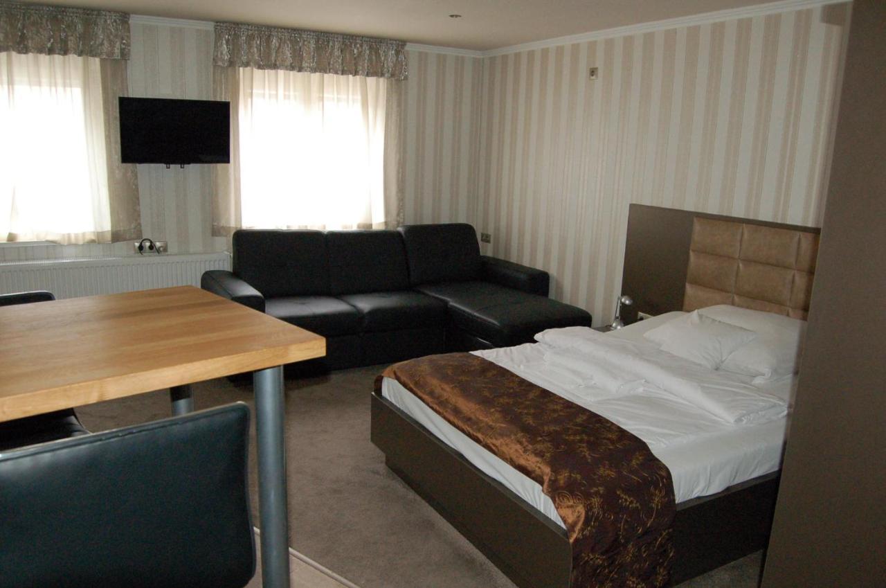 Control Motel Jaszbereny Ngoại thất bức ảnh