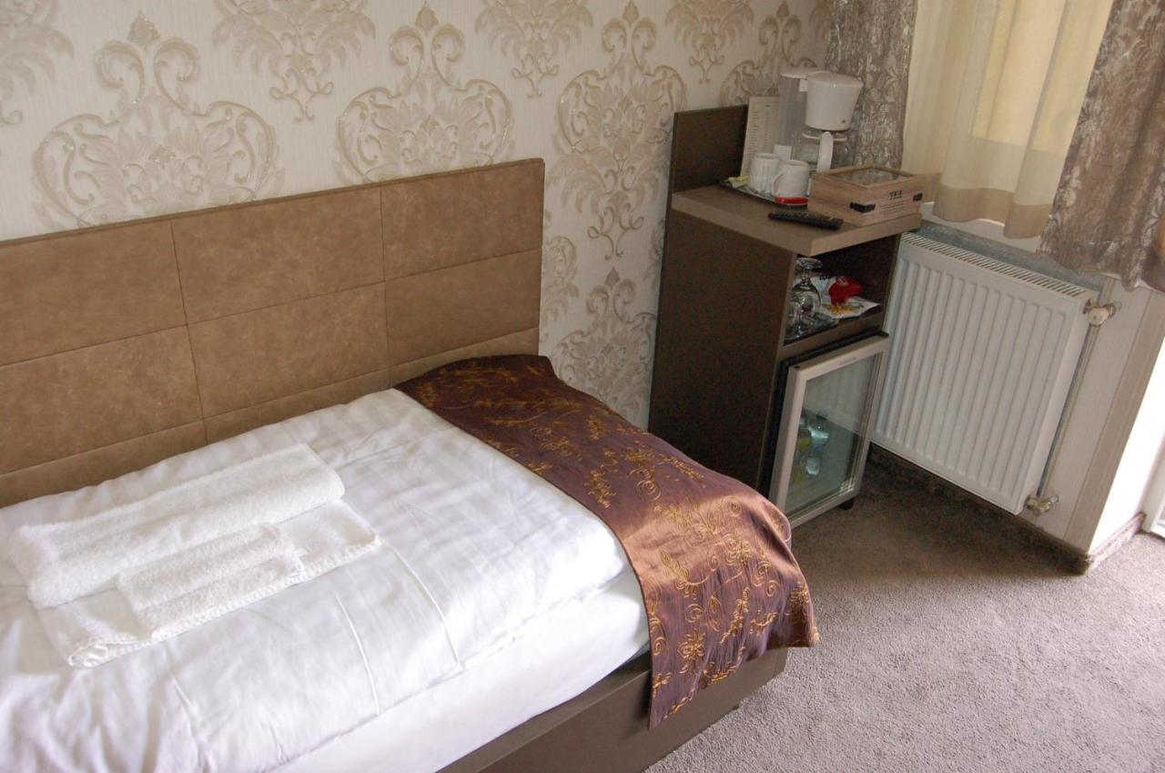 Control Motel Jaszbereny Ngoại thất bức ảnh