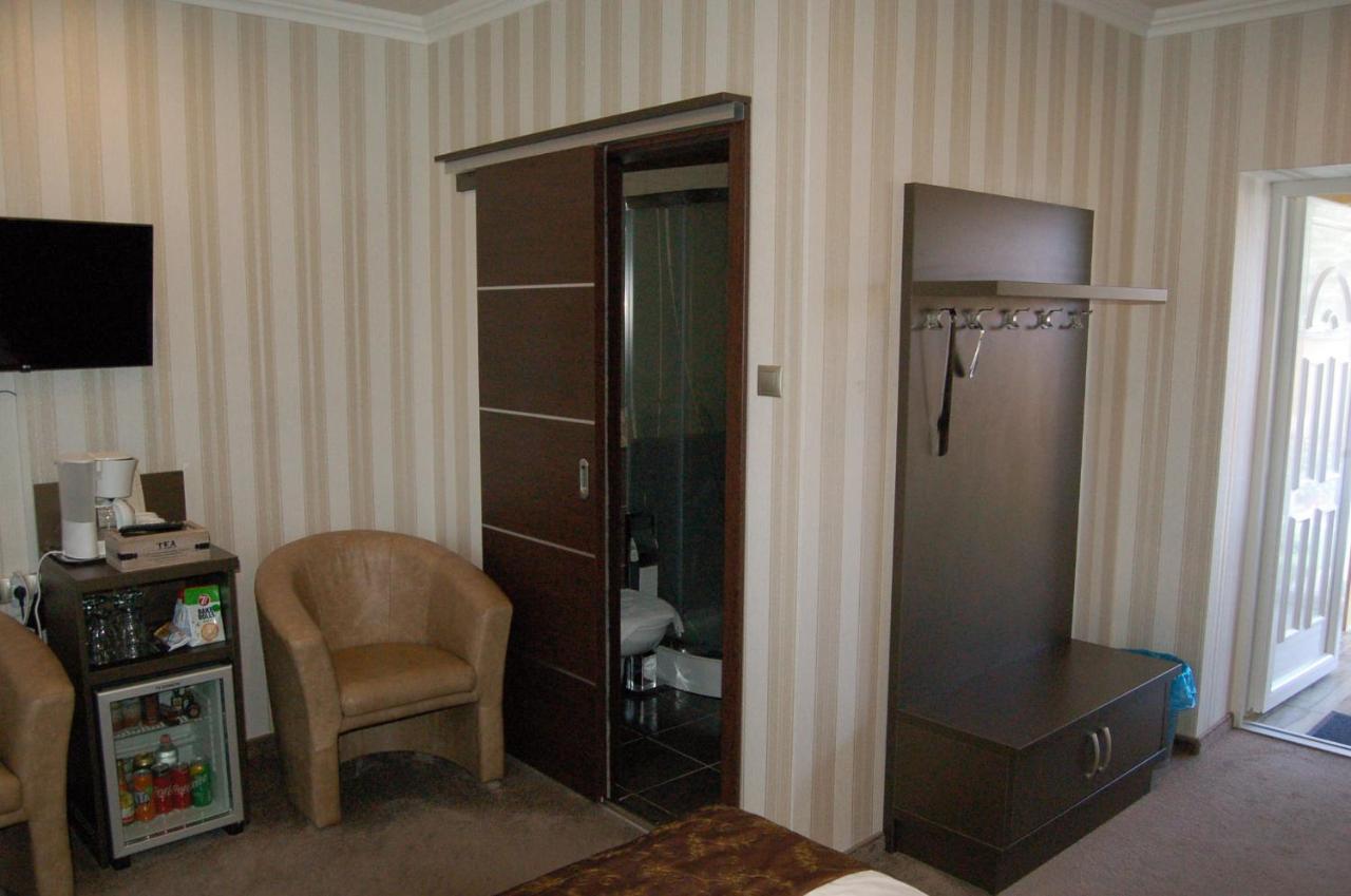 Control Motel Jaszbereny Ngoại thất bức ảnh