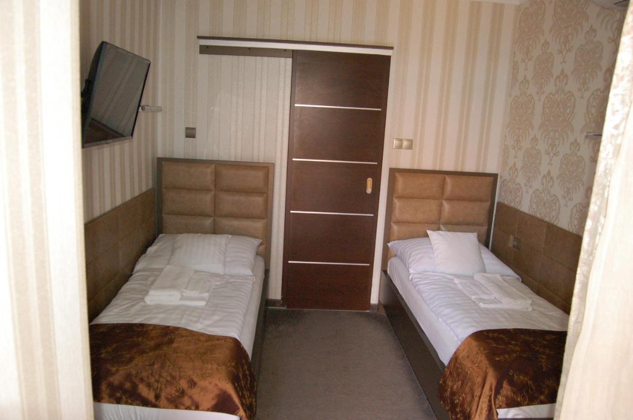 Control Motel Jaszbereny Ngoại thất bức ảnh