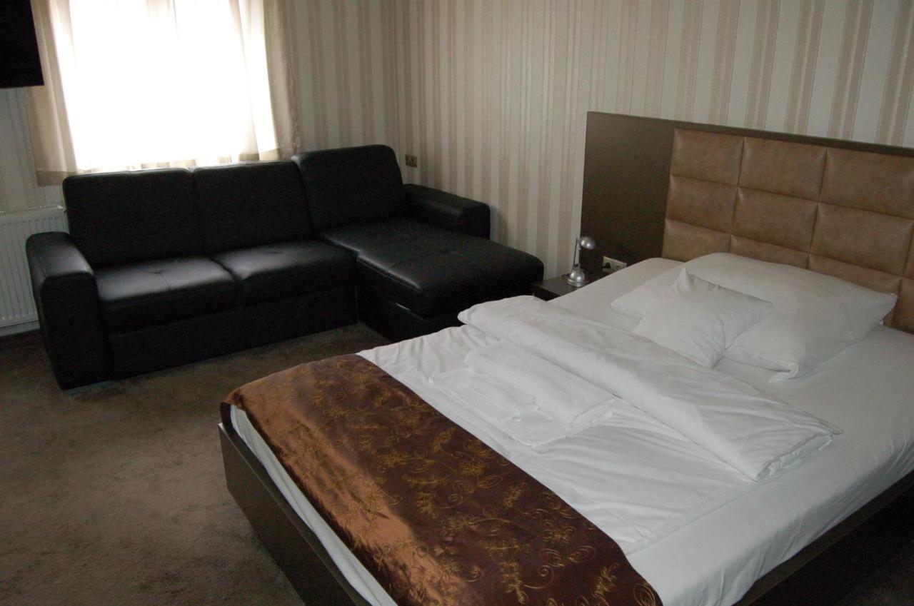 Control Motel Jaszbereny Ngoại thất bức ảnh