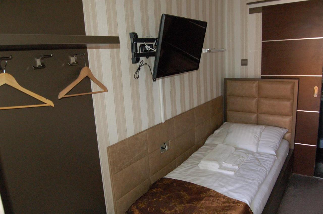 Control Motel Jaszbereny Ngoại thất bức ảnh